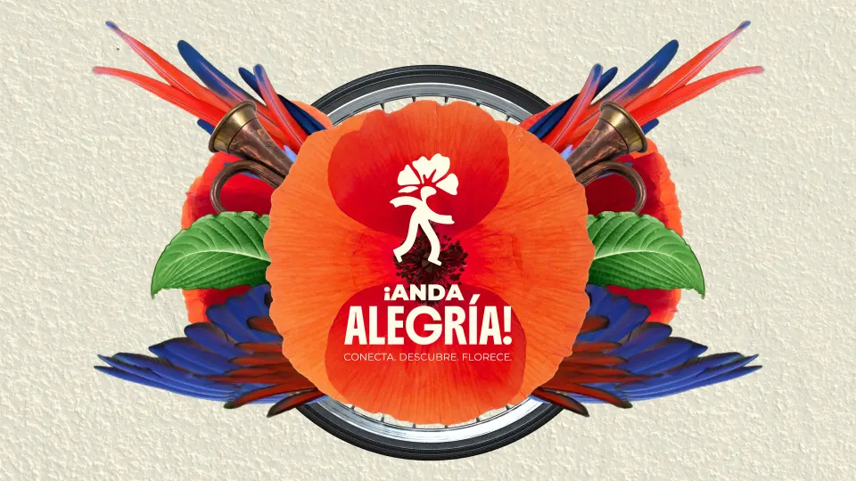 Amapola gigante con el logo de ¡Anda, Alegría!, rodeada de plumas de colores, trompetas y una rueda de bicicleta.